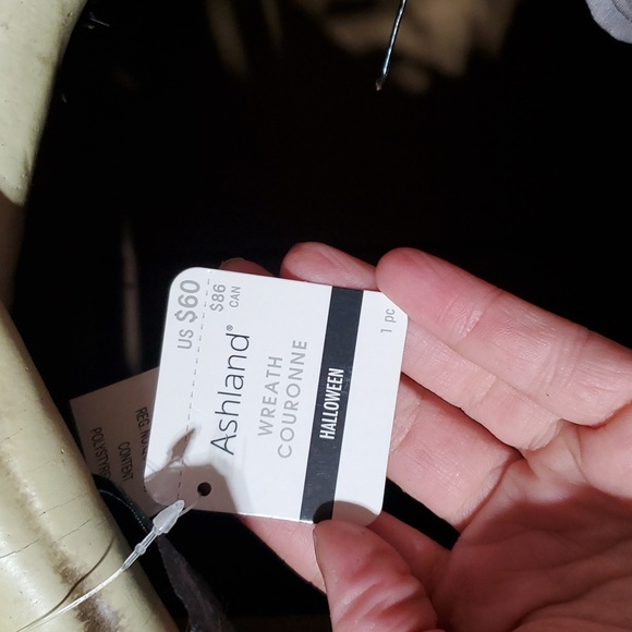 Ashland Halloween Wreath ☠️ Skull & Crossbones - Picture 7 of 8